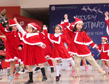 CHÙM ẢNH: KHÔNG KHÍ NOEL NGẬP TRÀN “TRỜI TÂY” HÀ NỘI