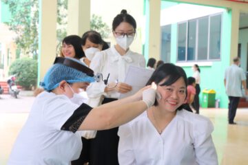 HỆ THỐNG LIÊN CẤP LÔMÔNÔXỐP TỔ CHỨC KHÁM SỨC KHỎE CHO CÁN BỘ GIÁO VIÊN, NHÂN VIÊN